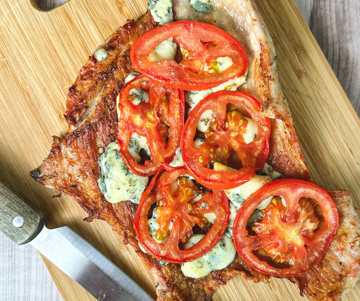 Malaya a la parrilla con tomate y queso azul