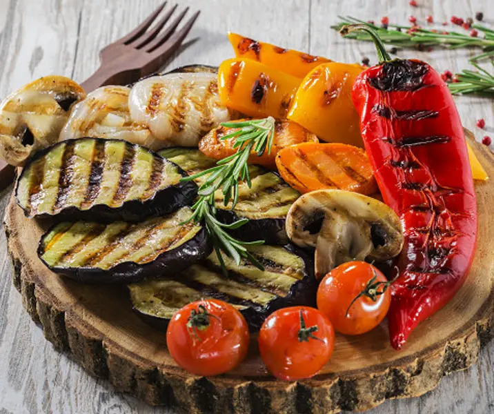Verduras asadas con choclo a la crema y ensalada verde con palta