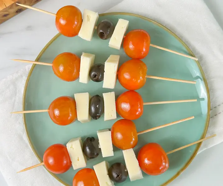 Cubitos de queso, tomates cherry y aceitunas