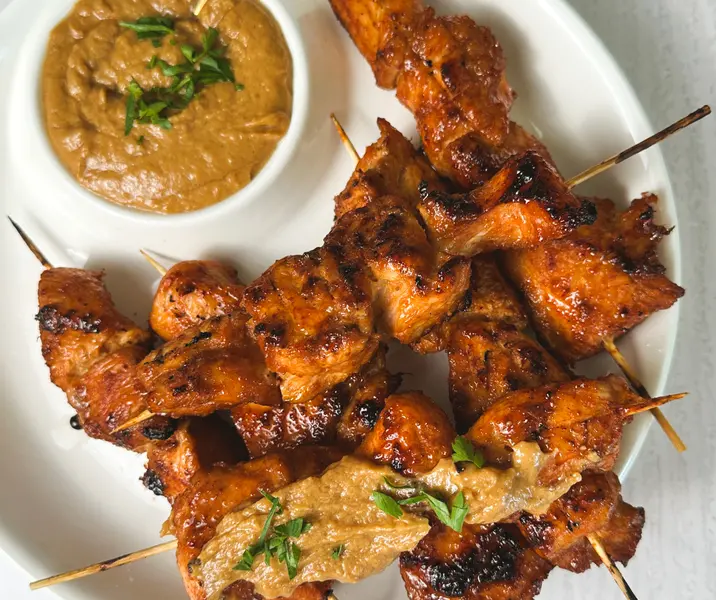 Anticuchos de pavo thai a la parrilla