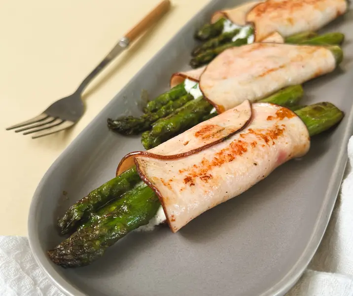 Rollitos de jamón de pavo y espárragos