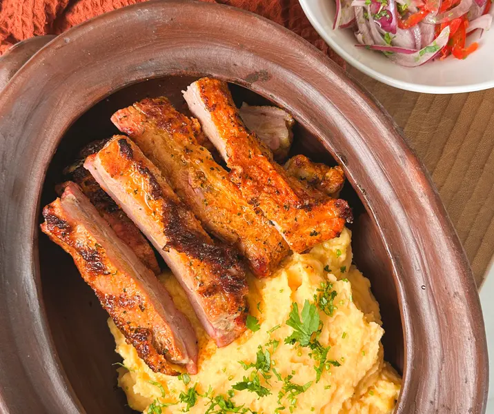 Costillar a la chilena con puré picante