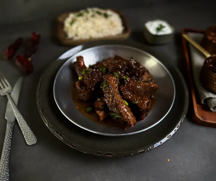 Baby back ribs estilo oriental con arroz basmati y salsa de yogurt
