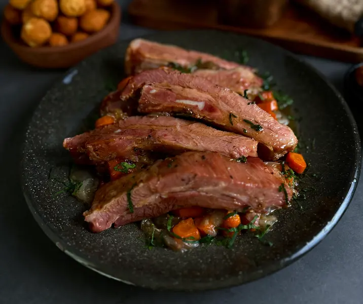 Costillar ahumado a la cacerola con papas duquesas caseras