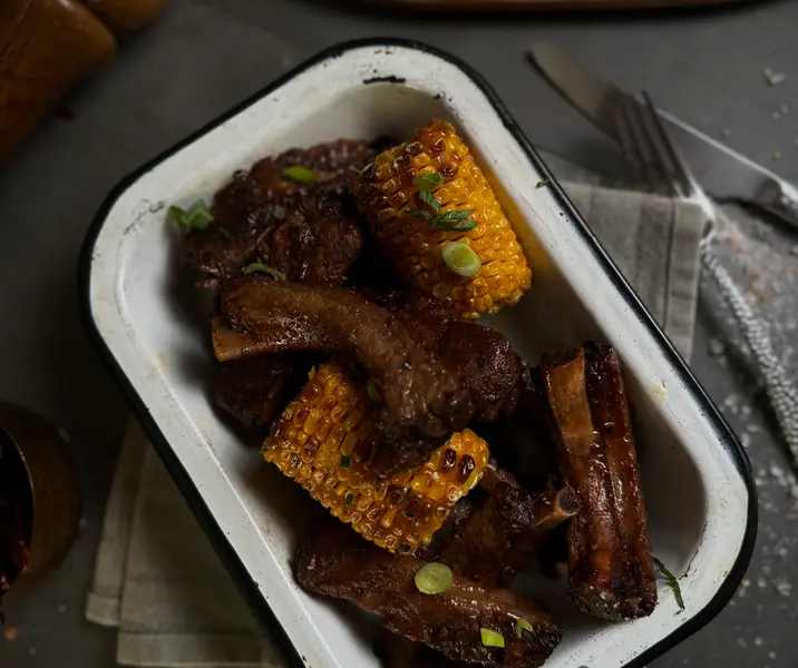 Baby back ribs a la parrilla con choclos a la mantequilla