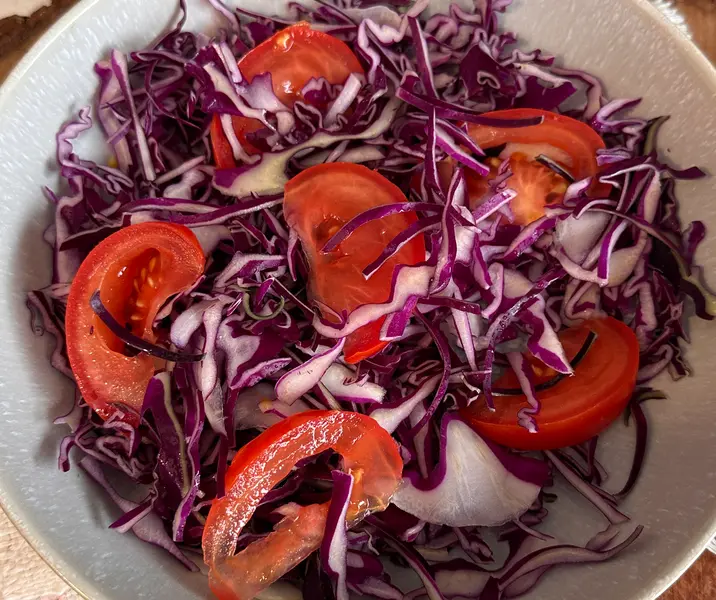 Repollo morado con tomate