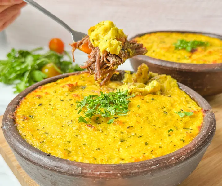 Pastel de choclo con carne mechada