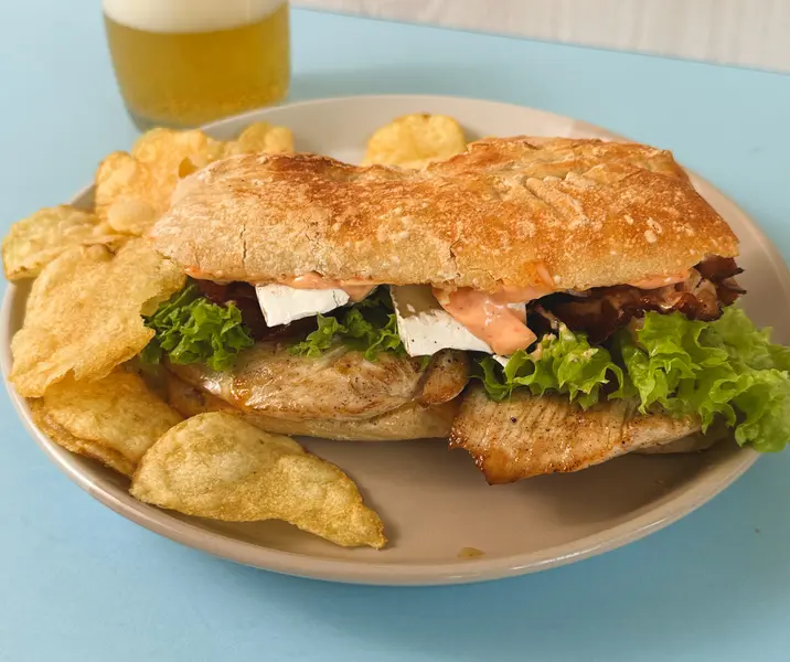 Sándwich en ciabatta de filete de pechuga de pavo, mayonesa picante, lechuga y tocino