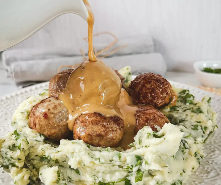 Albóndigas listas de pavo con puré de papas al cilantro