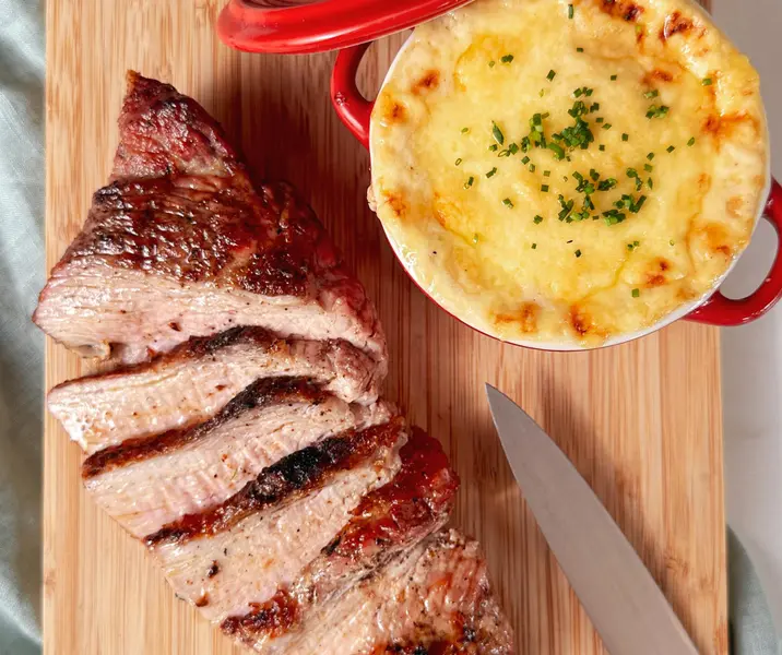 Asado carnicero de cerdo con gratín de papas