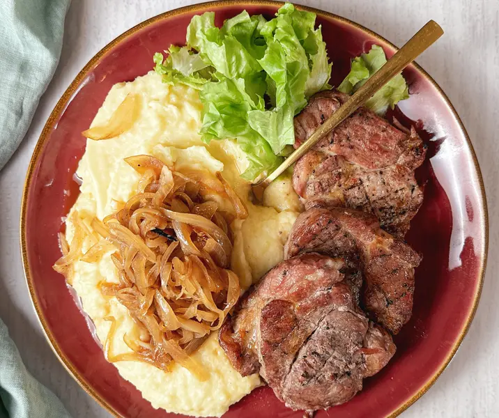 Lomo de cerdo con puré lyonesa