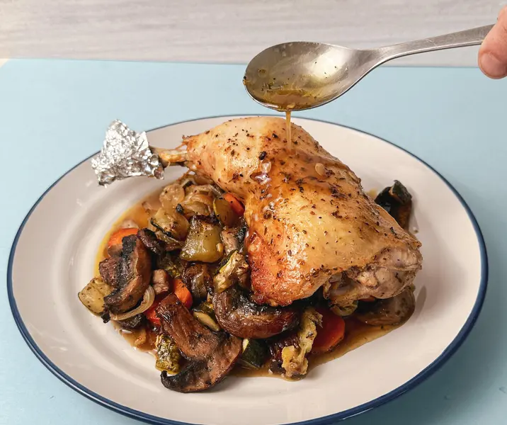 Pollo al horno con verduras en su jugo