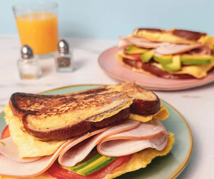 Sándwich de huevo con jamón ahumado de pavo