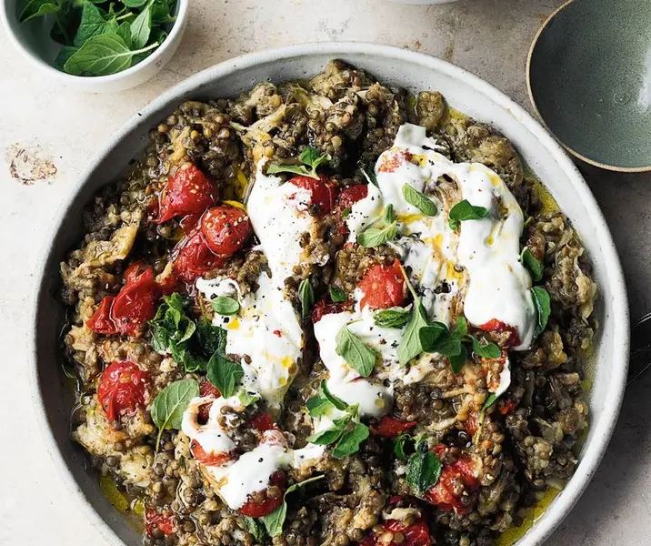 Lentejas con berenjena, tomate y yogur