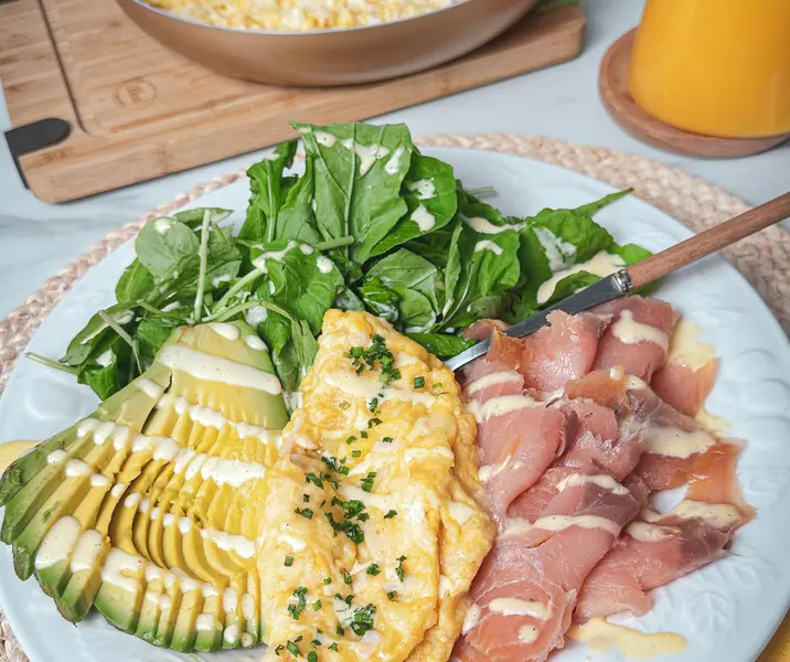 Omelette con salsa holandesa, palta laminada y salmón ahumado