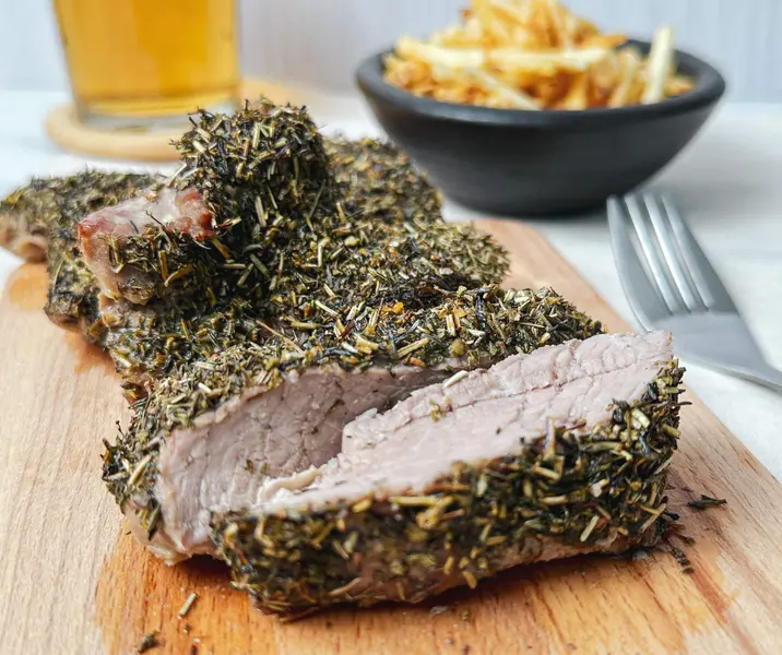 Costillar deshuesado de cerdo con costra de finas hierbas con papas hilo