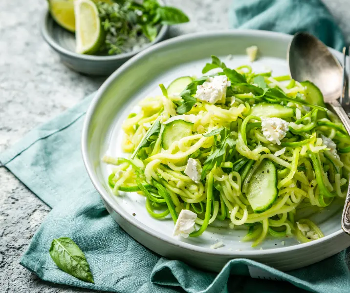 Tallarines con pollo y pesto listo