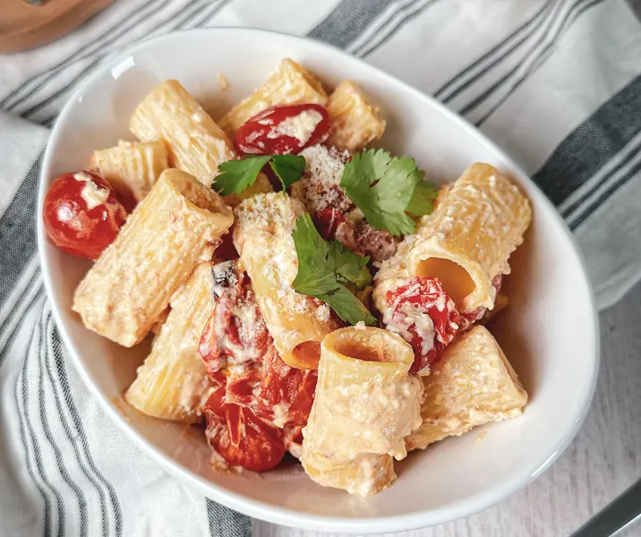 Pasta con queso feta air fryer
