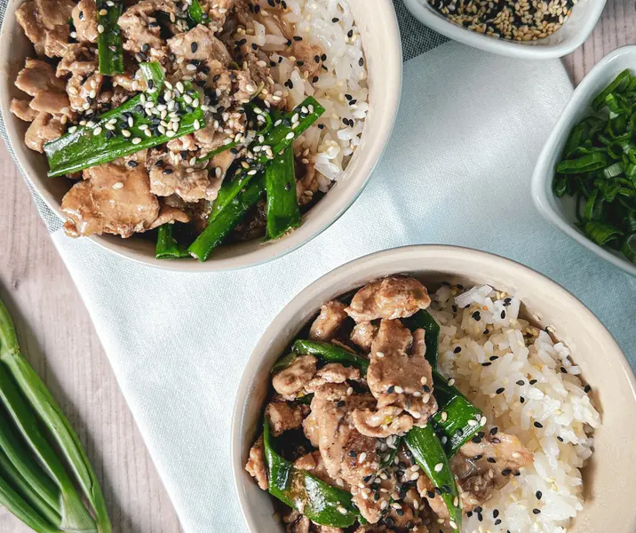 Churrasco mongoliano de cerdo con arroz