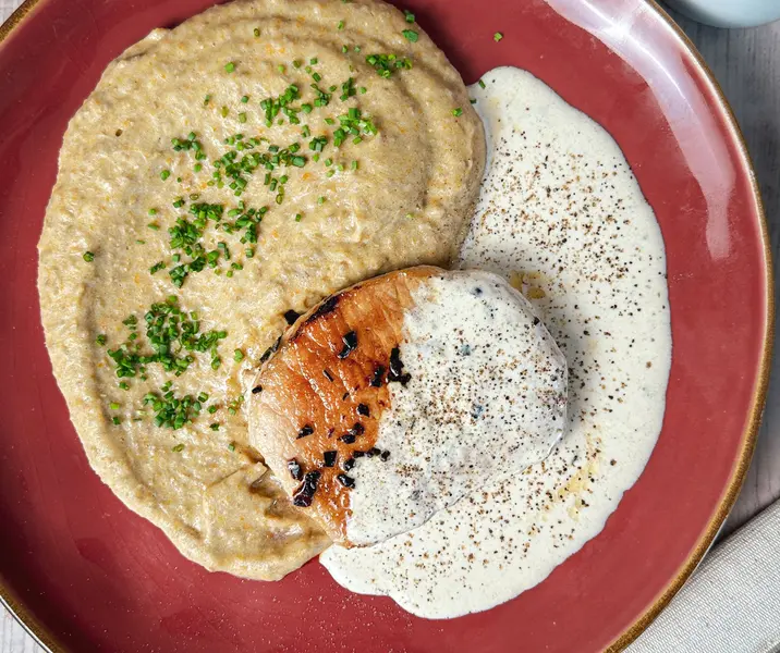 Medallón de lomo de cerdo con puré de lentejas