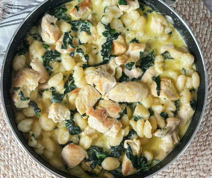 Ñoquis con pollo y espinaca