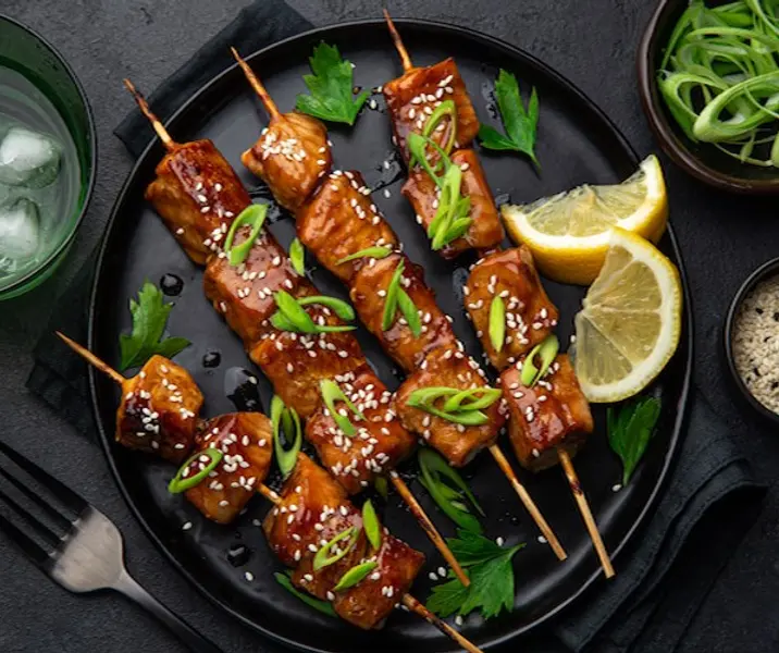 Brochetas de salmón, soya y miel air fryer