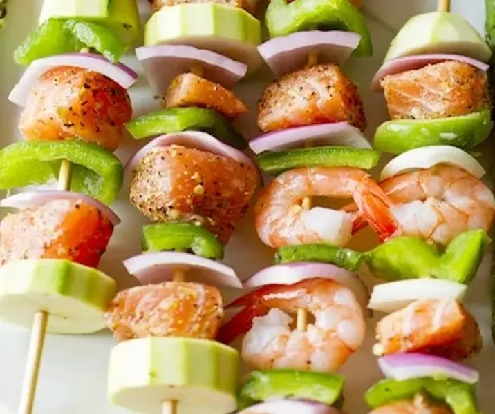 Anticuchos de salmón y camarones air fryer