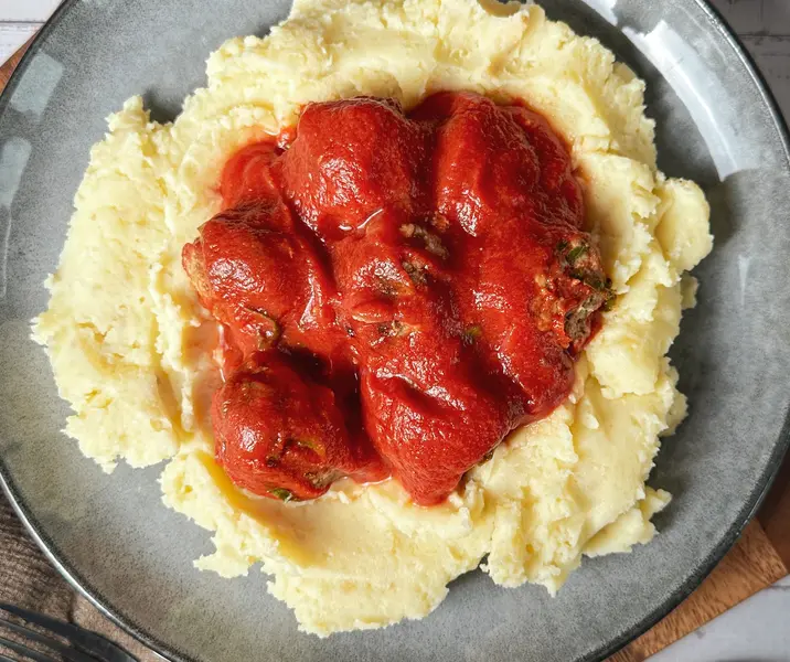 Albóndigas con salsa de tomate y puré de papas