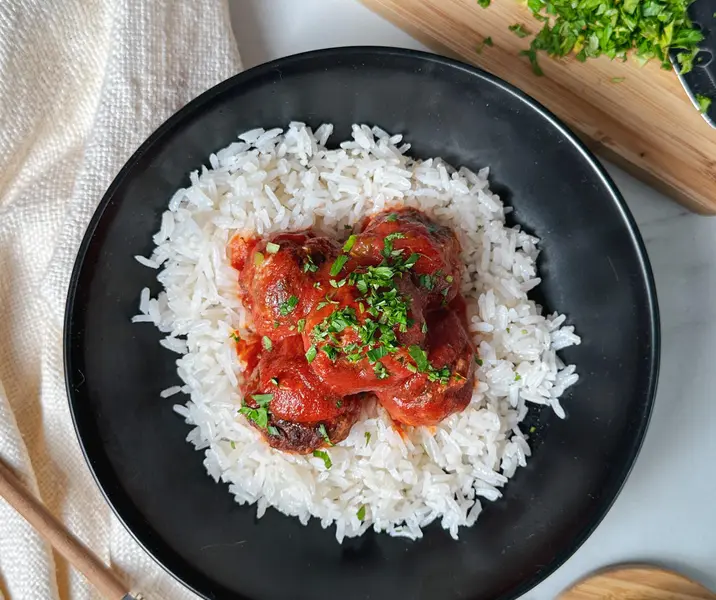 Albóndigas con salsa de tomate y arroz