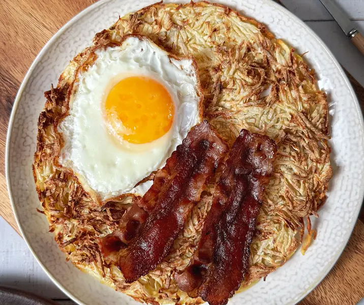 Papas rosti con huevo y tocino air fryer