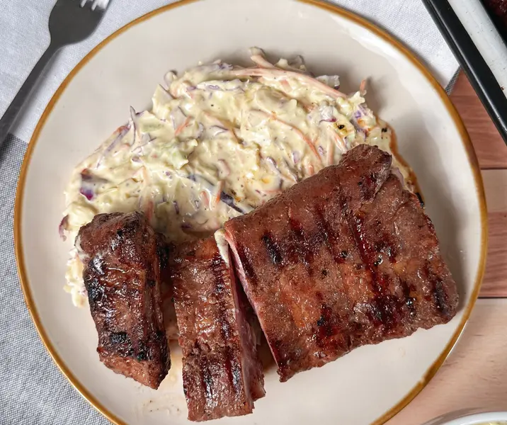 Baby back ribs con coleslaw