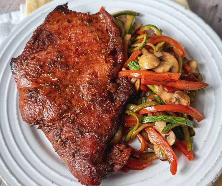 Plateada de cerdo con verduras salteadas