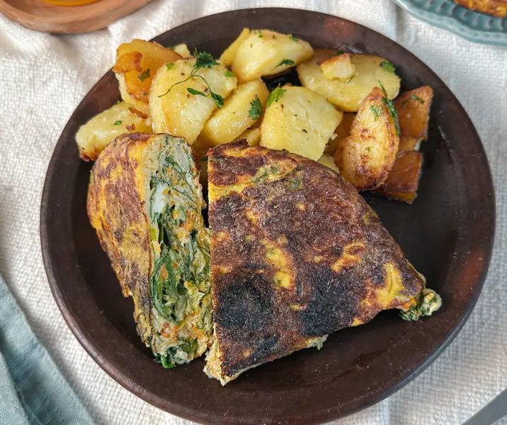 Tortilla de acelga con papas doradas