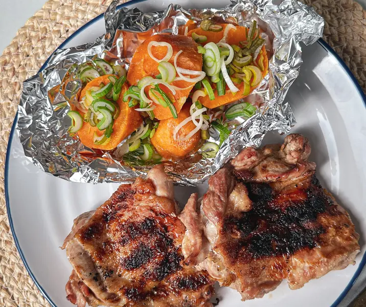 Trutro deshuesado de pollo asado al limón y cerveza