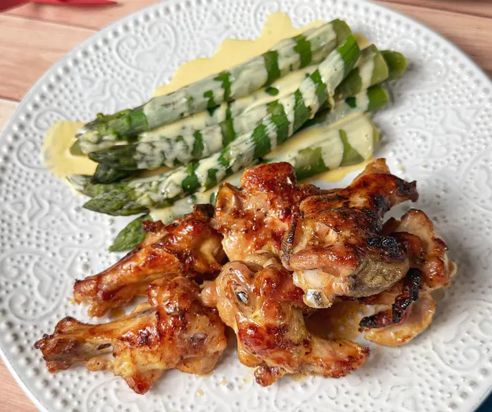 Trutro ala de pollo asado en mostaza y cerveza