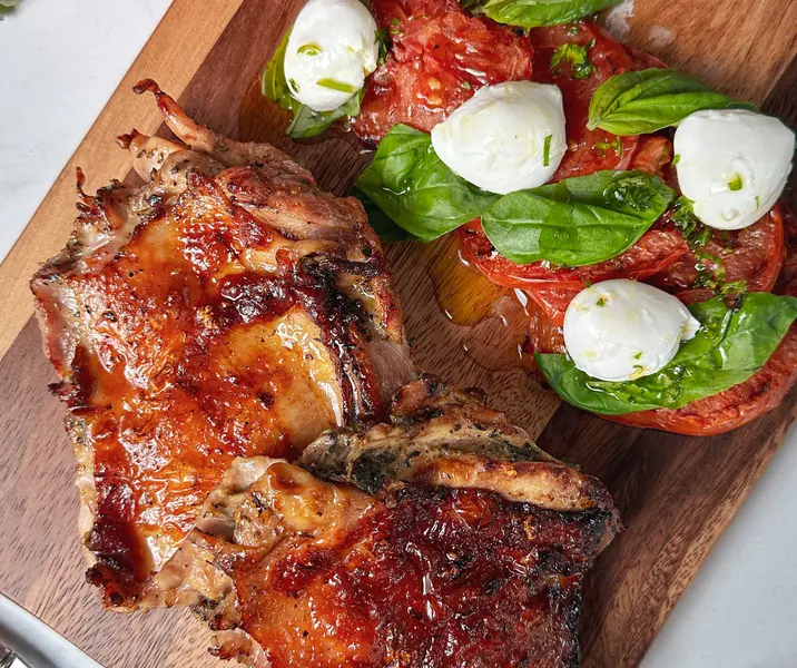 Trutro deshuesado de pollo al orégano con ensalada de tomate asado