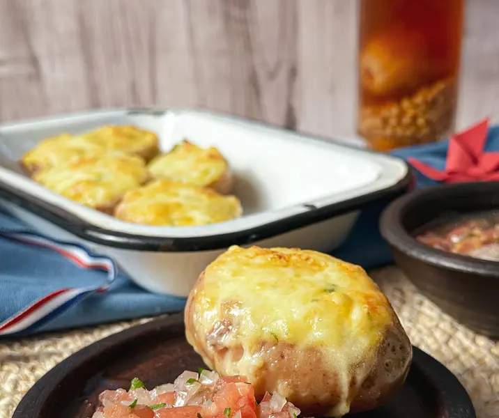 Papas rellenas con queso y pebre
