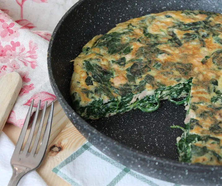 Tortilla de verduras con papas doradas