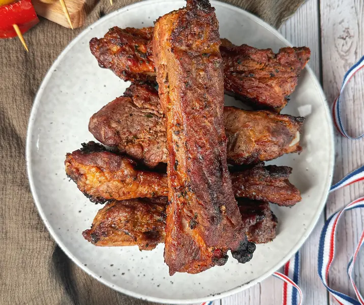 Costillitas con anticuchos de verdura