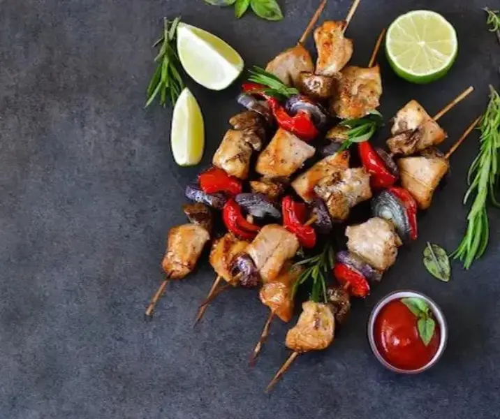 Anticuchos de vegetales, pollo, soya y miel air fryer