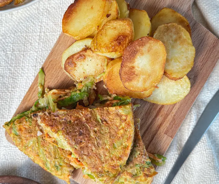 Tortilla de lechuga con papa doradas