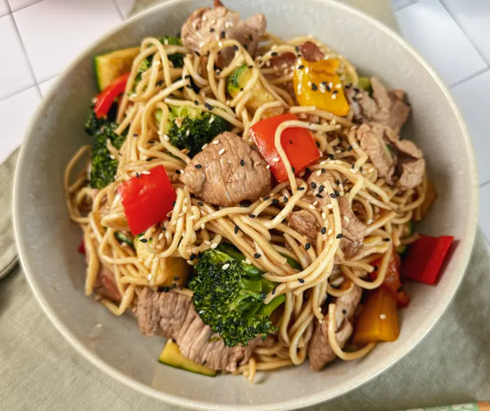 Pasta asiática con cerdo