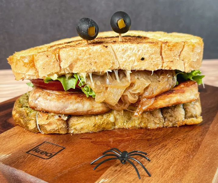 Sándwich gratinado de medallón de cerdo