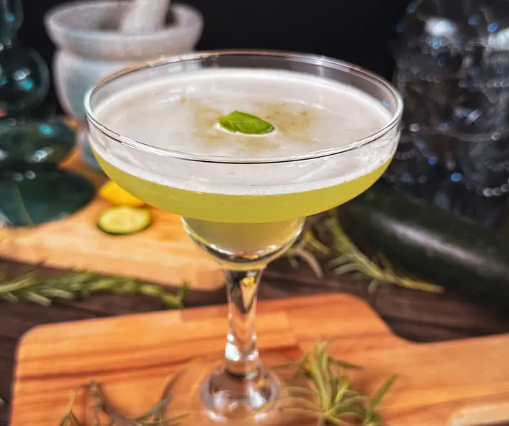 Romeo y julieta (cóctel gin, pepino y menta)