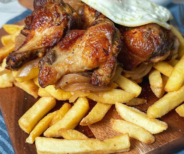 Chorrillana criolla con alitas de pollo