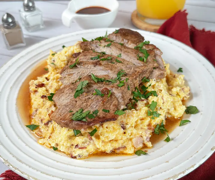 Plateada de cerdo en salsa chipotle con polenta con tocino y queso