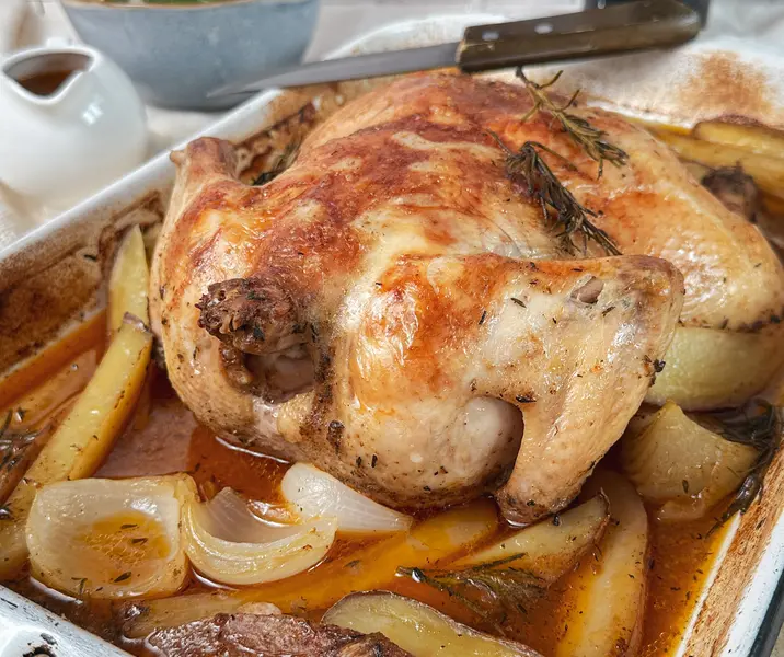 Pollo rostizado con mantequilla de ajo asado