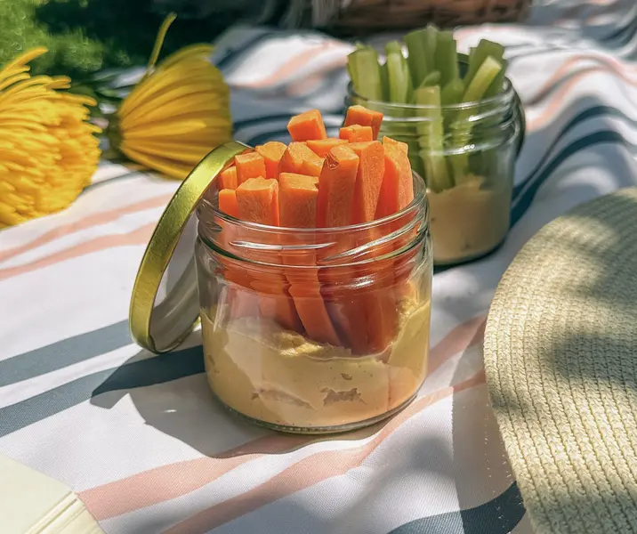 Hummus con bastones de zanahoria y apio