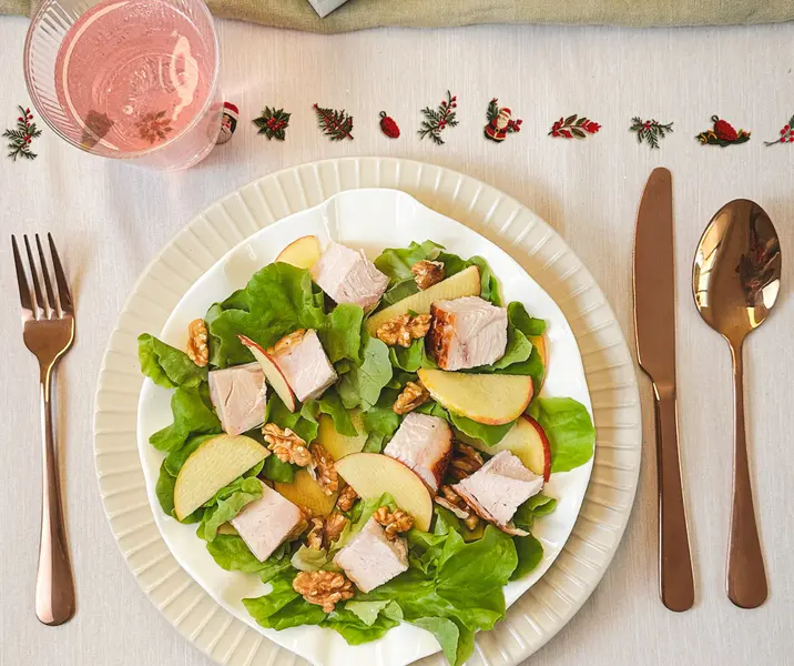 Pechuga de pavo asada con ensalada de manzana