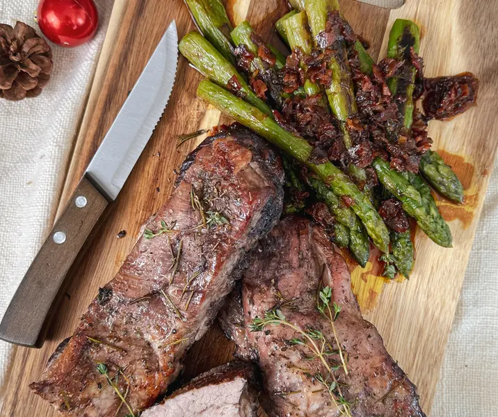 Costillar de cerdo navideño con espárragos y mermelada de tocino